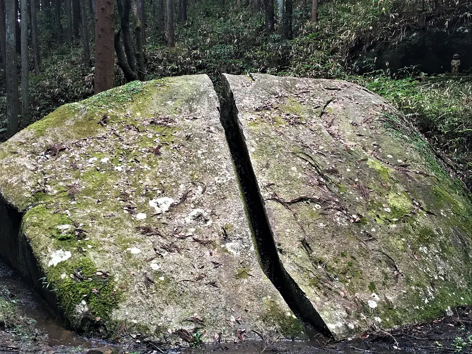 Itto-seki
 (Split Boulder)