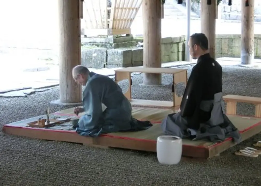 神饌に菊花を添えて。重陽節供祭・献香之儀／春日大社