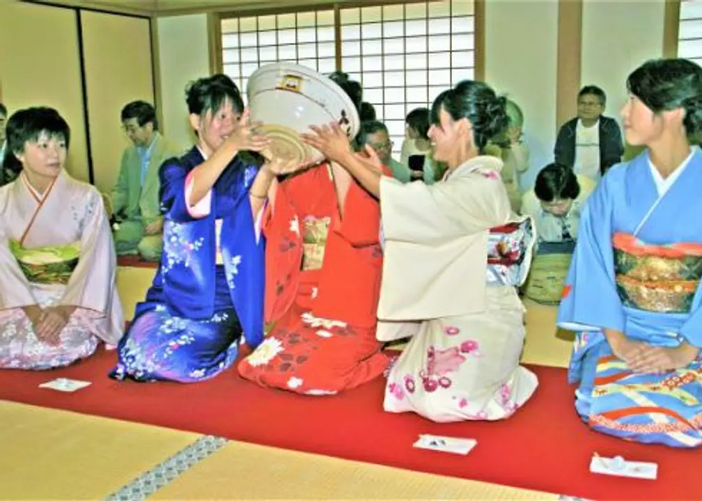 大きなお茶碗でお茶をいただく。秋の大茶盛式／西大寺