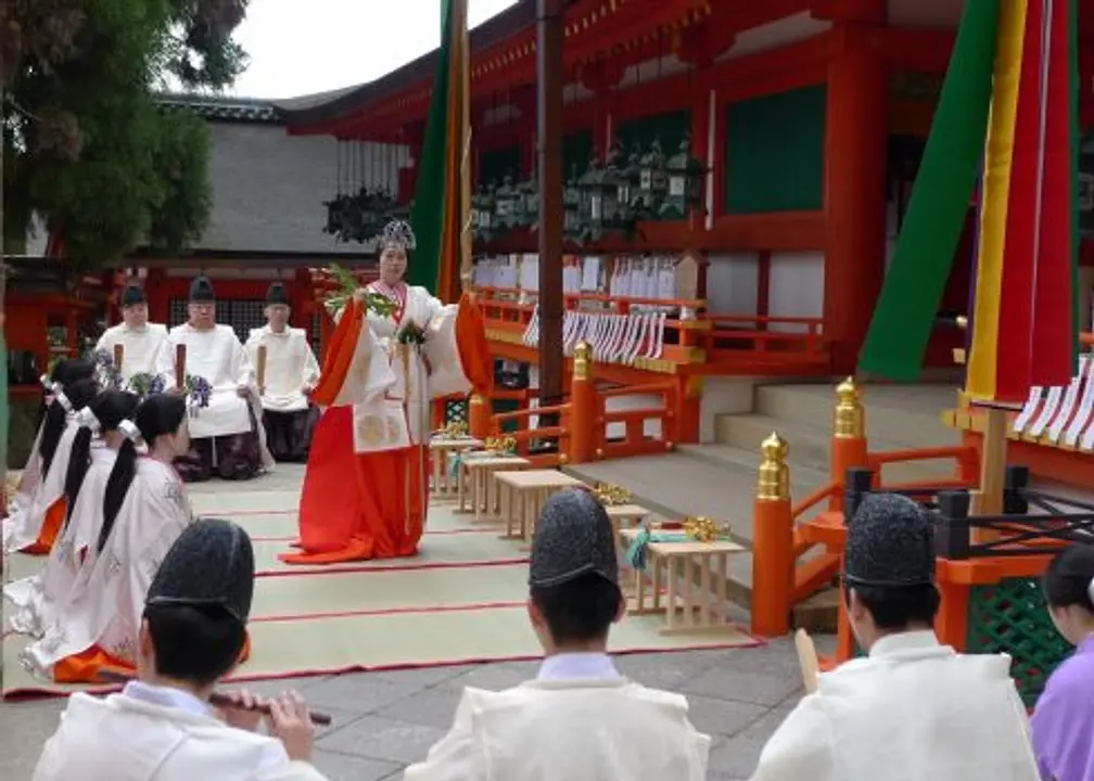 ※僅由神職人員齋行※ 祈福神樂奉奏順利與國家安泰。「神樂始式」／春日大社。