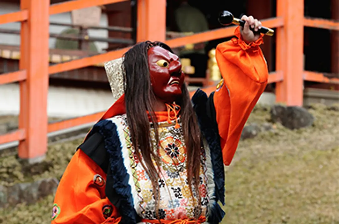 成人の日に舞楽奉納の神事。舞楽始式／春日大社